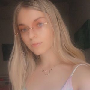 Meet your Posher, Demi